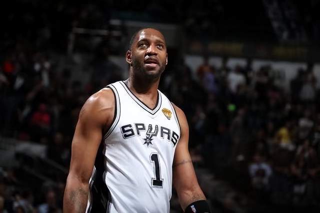 宿迁足球赛夜热情高涨，市民欢聚共享观赛盛宴！
